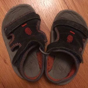 Teva sandals size 5 - cute & super easy to put on!